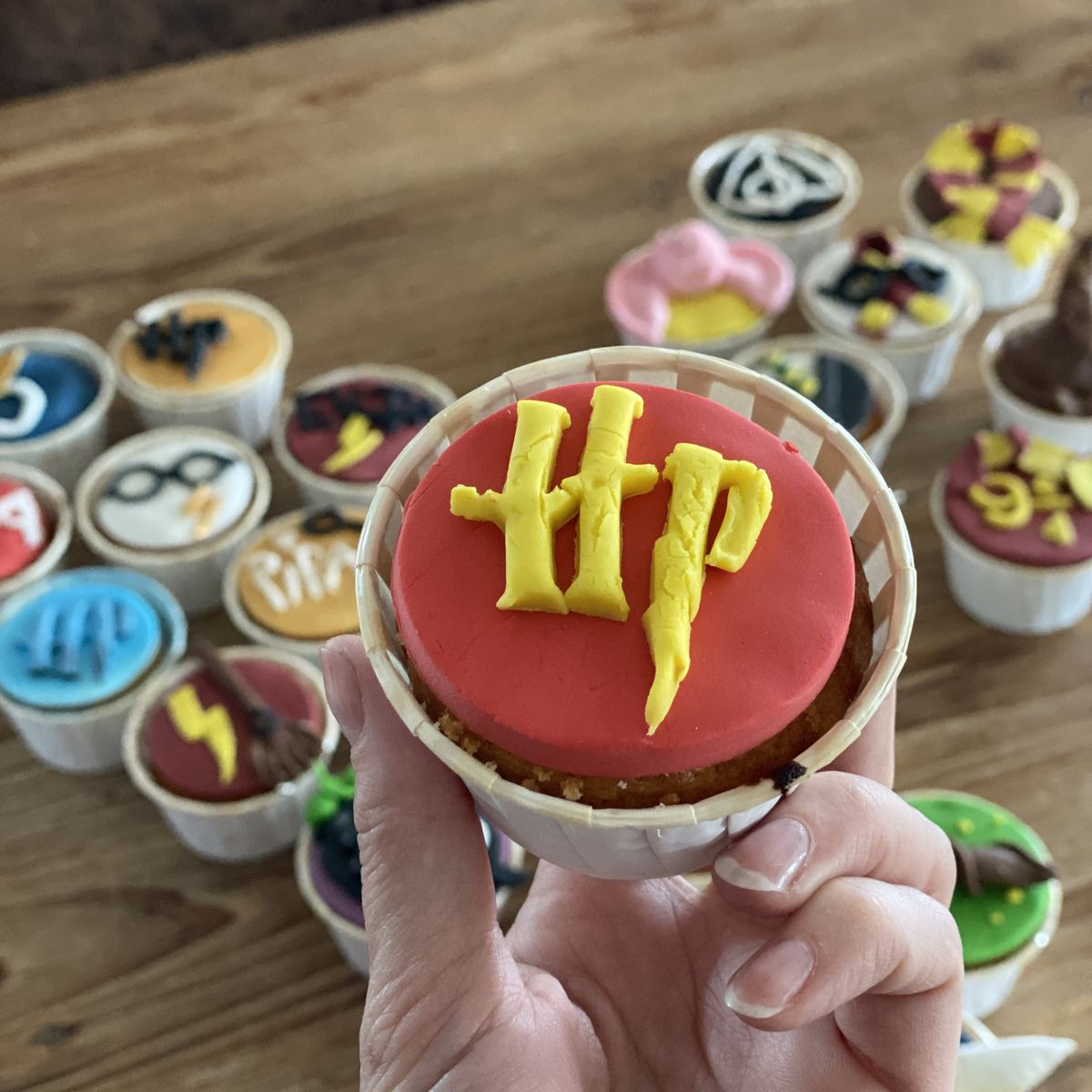 Cupcake décoré sur le thème Harry Potter pendant un atelier de pâtisserie personnalisé