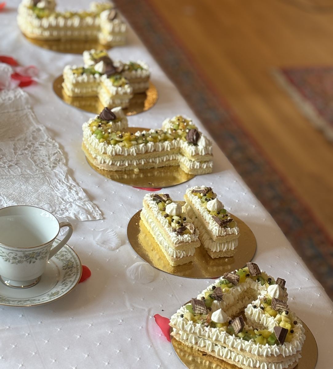 Letter cakes décorés de fruits et de meringues réalisés lors d'un atelier de pâtisserie à Montréal