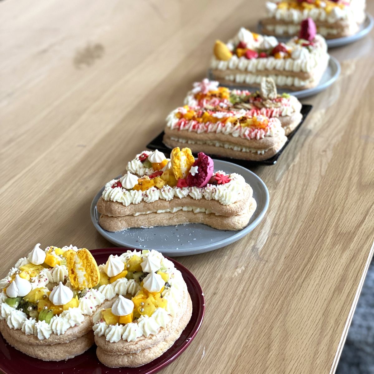 Letter cakes aux fruits exotiques, macarons et meringues réalisés pendant un atelier entre amies
