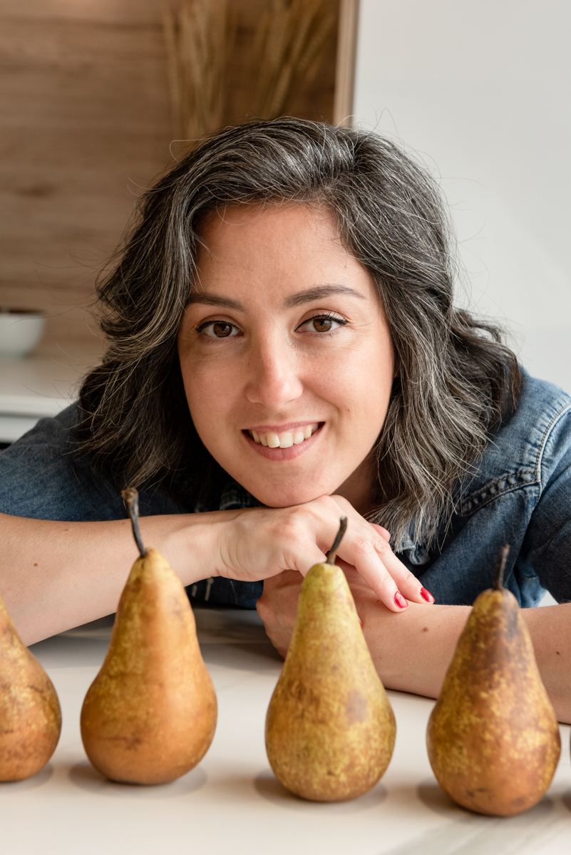 Pascaline Camblong, cheffe pâtissière à Montréal, souriante derrière des poires