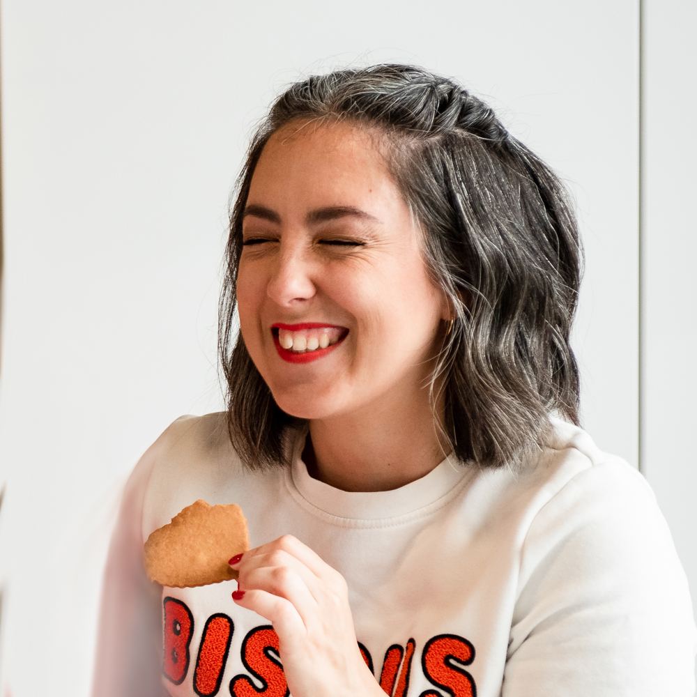 Pascaline éclate de rire en dégustant un biscuit