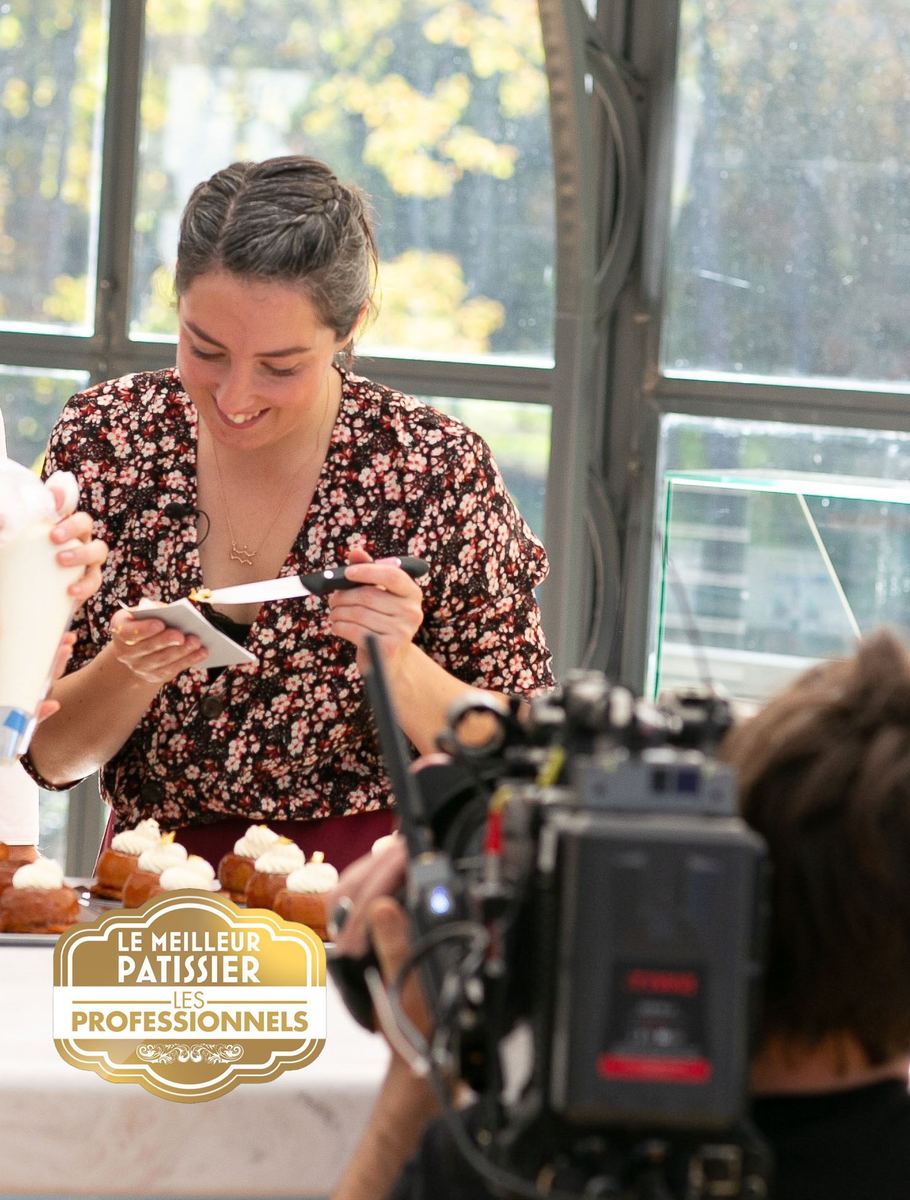 Pascaline pendant une épreuve du concours Le Meilleur Pâtissier – Les Professionnels sur M6