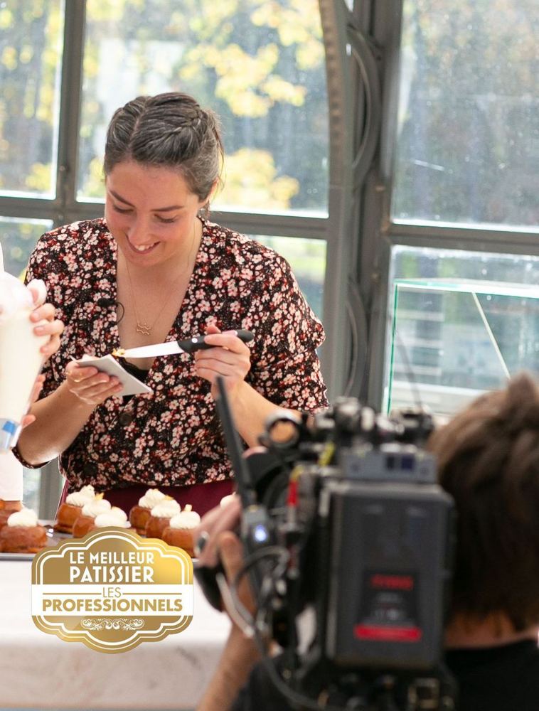 Pascaline pendant une épreuve du Meilleur Pâtissier – Les Professionnels, devant les caméras de M6